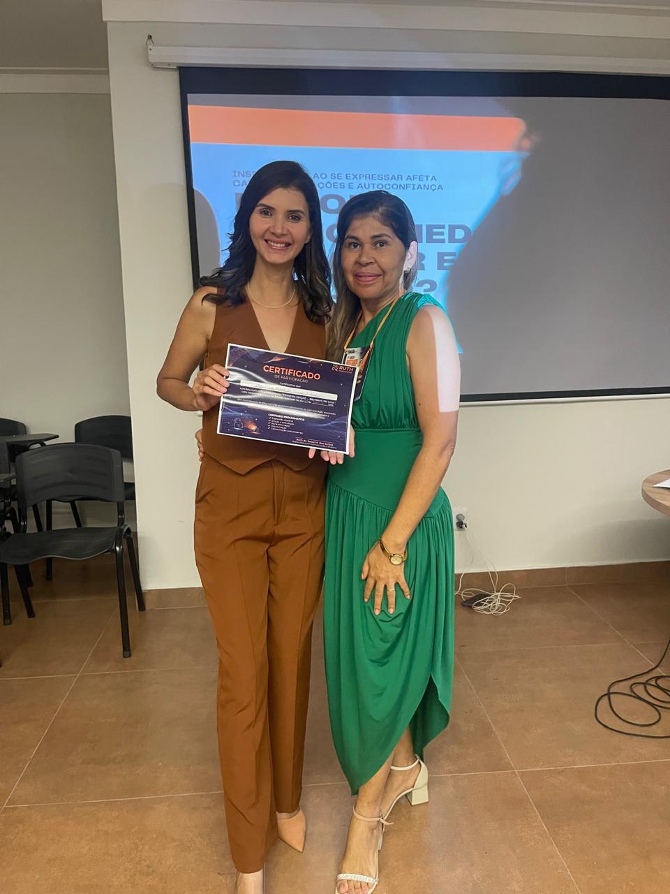 Ruth Marketeira com aluna da 1ª edição segurando o certificado